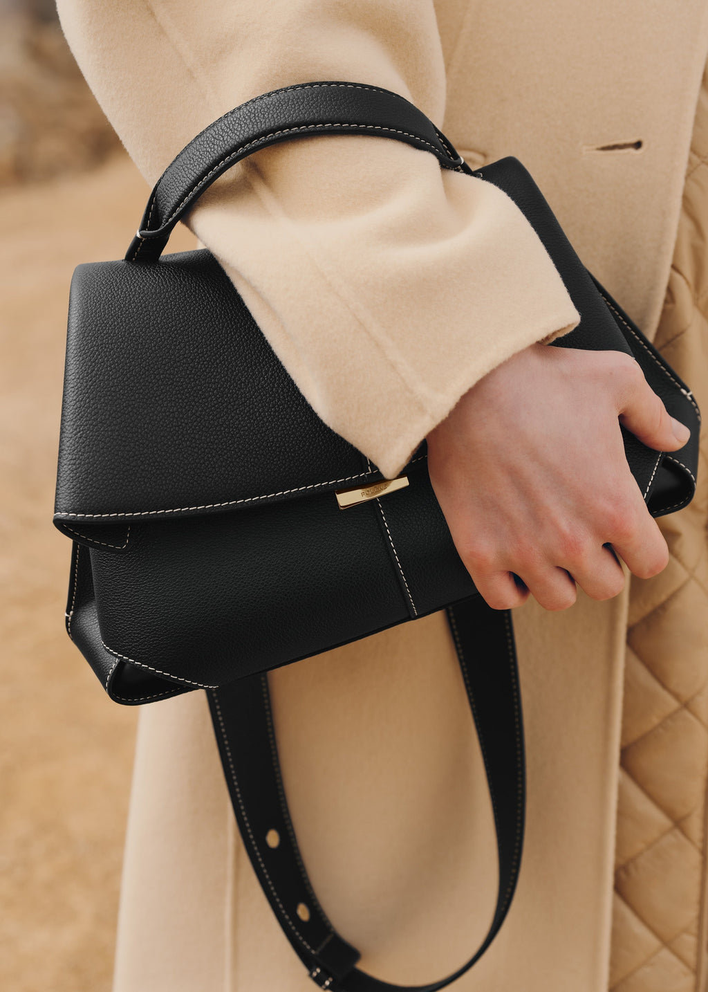 Leocadia | Bolso Texturado Negro Mate