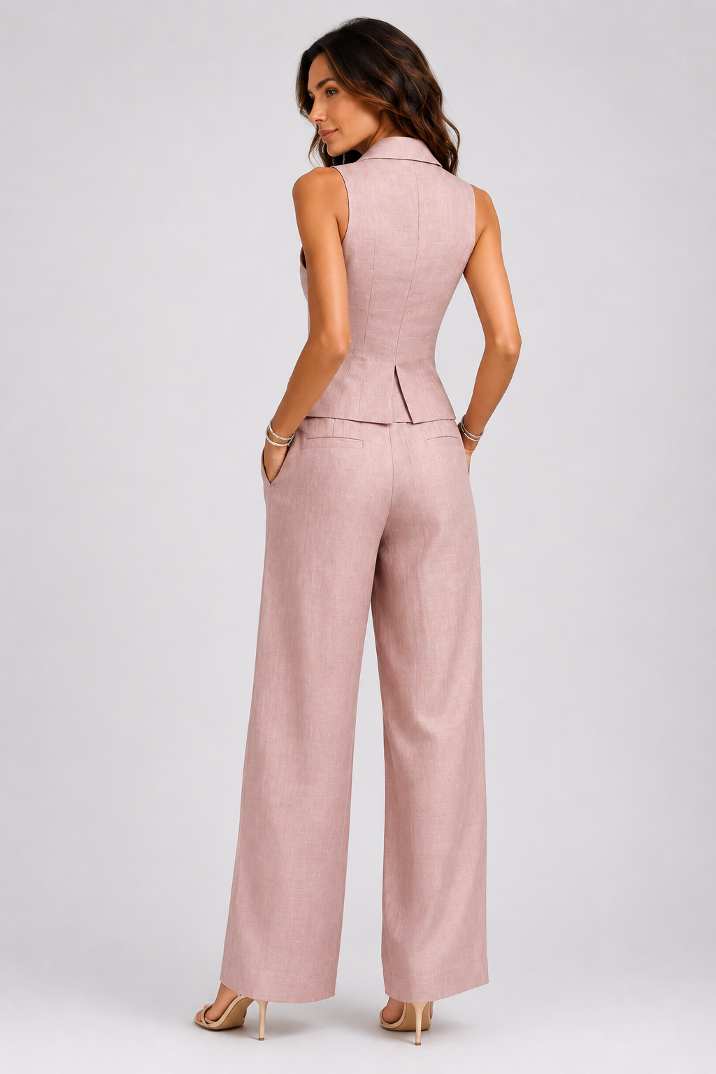 María | Conjunto Sastre Rosa Satinado con Chaleco y Pantalón