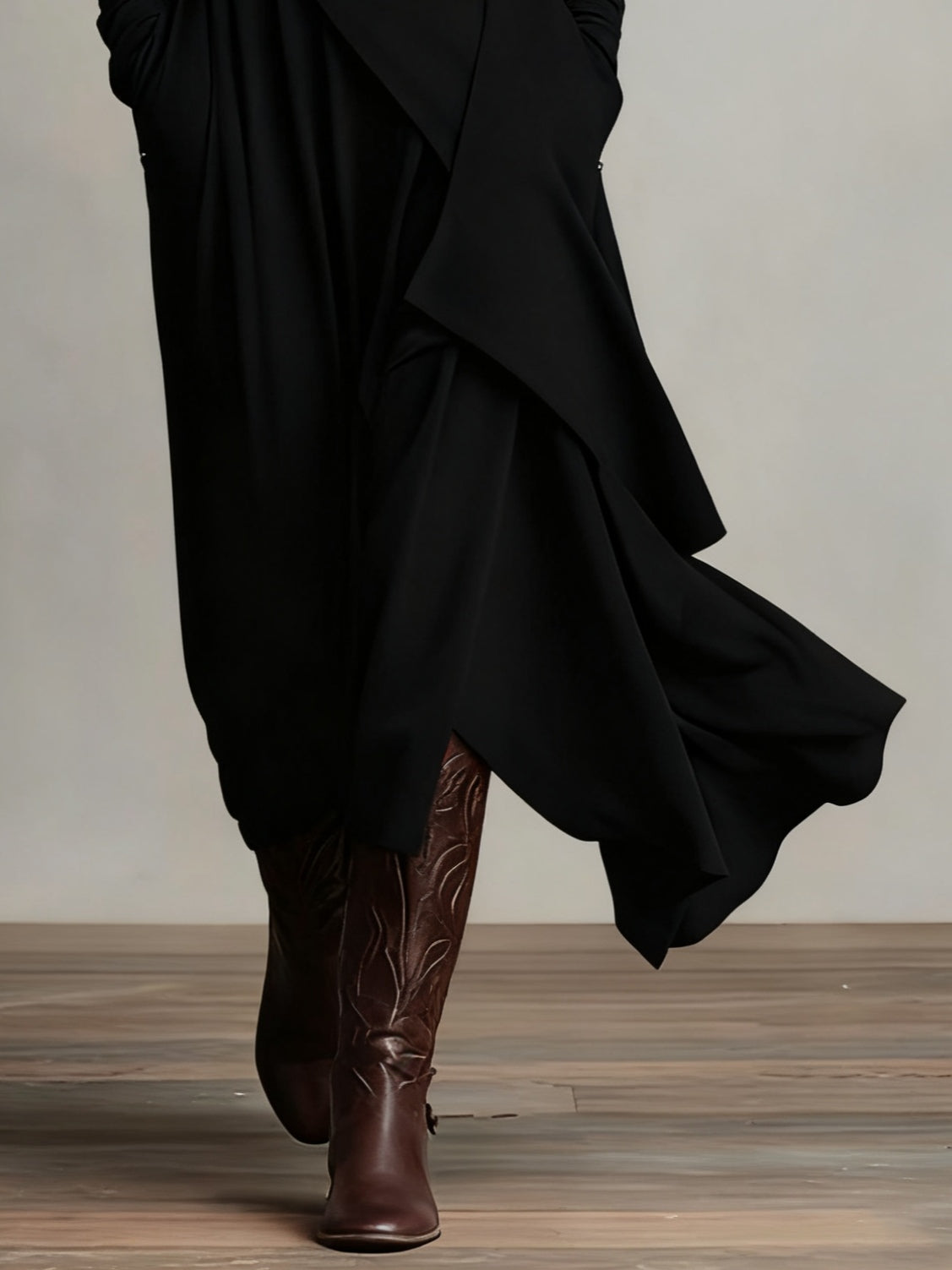 Aurelia | Vestido Largo Plisado Asimétrico Cuello Alto