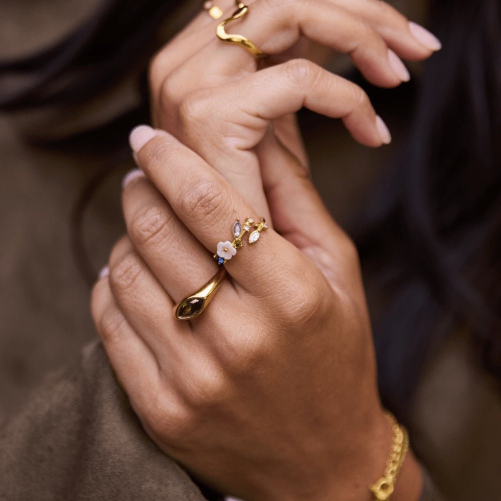 Anillo Flor Blanca con Cristal Dorado