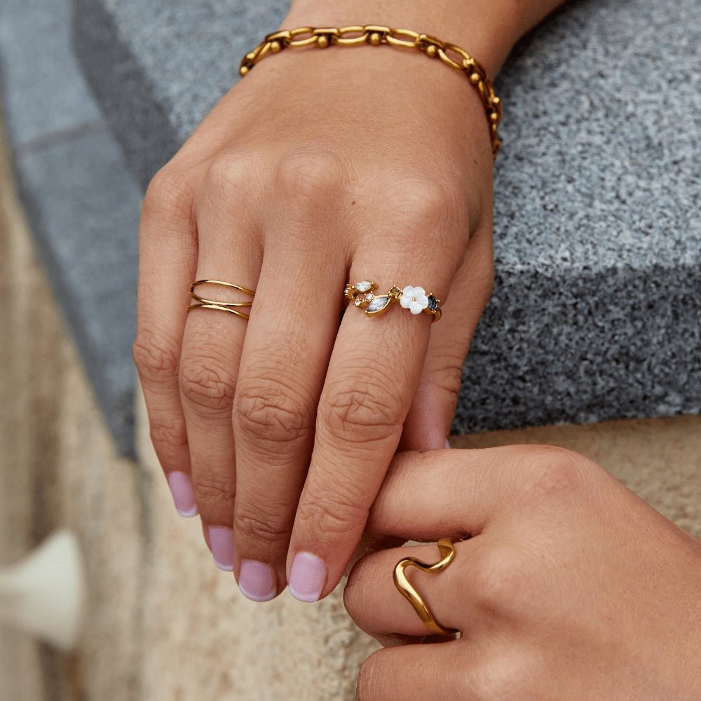 Anillo Flor Blanca con Cristal Dorado