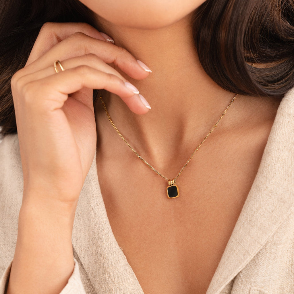 Lucía | Collar con Colgante Negro